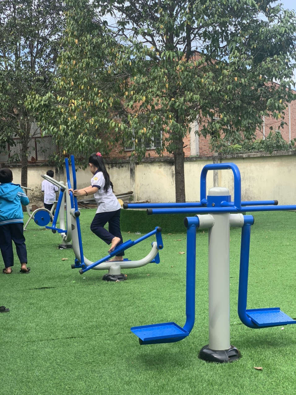 Dụng cụ thể dục ngoài trời
