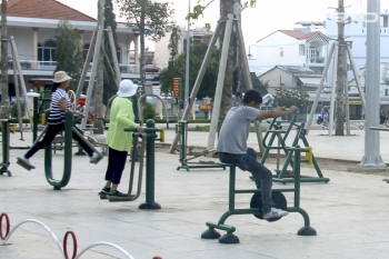 Làm mới không gian tập luyện: Dụng cụ thể dục ngoài trời mang lại trải nghiệm mới